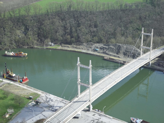 Hastière. Heer-Agimont. Dragage en Haute-Meuse. Pont-route haubane (RN 909) et île d'Androsart.