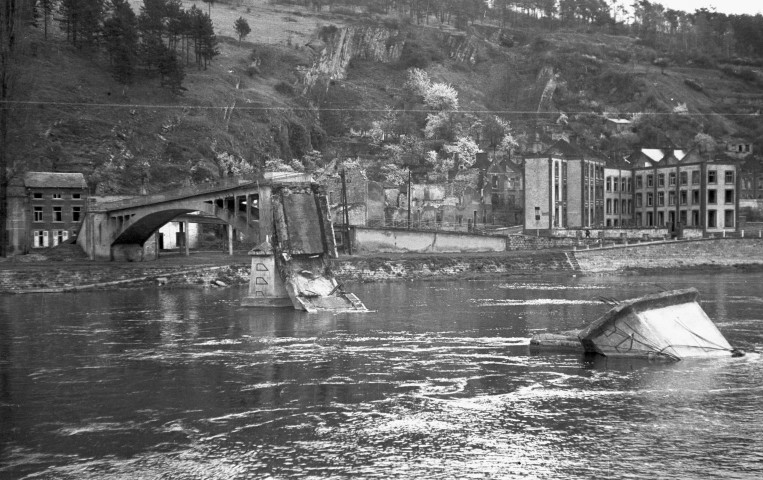 Bouvignes-sur-Meuse. Pont détruit sur la Meuse.