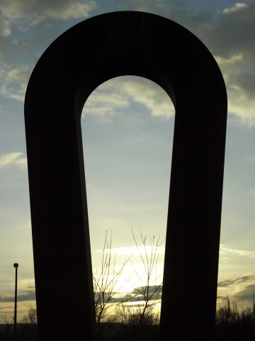 Aubange. Giratoire des trois frontières "l'Aimant" (Acier Corten). Vue de nuit.