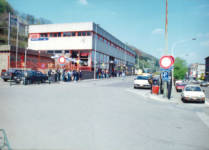 Dinant. Gare SNCB et gare des bus.
