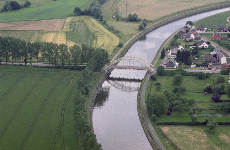 Floreffe. Ponts-rails de Franière, d'Amptia, de Floreffe et de la SNCB (ligne Namur-Charleroi) ; ponts-routes de Soye et de Floreffe village ; écluse ; bassins de virement de Franière et de dépôt de dragage de Floriffoux ; micro-centrale électrique et écluse de Floriffoux.