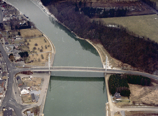 Hastière à Hermeton-sur-Meuse. Glaçons sur la Meuse.