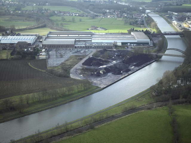 La Louvière. Vues aériennes du canal du Centre.