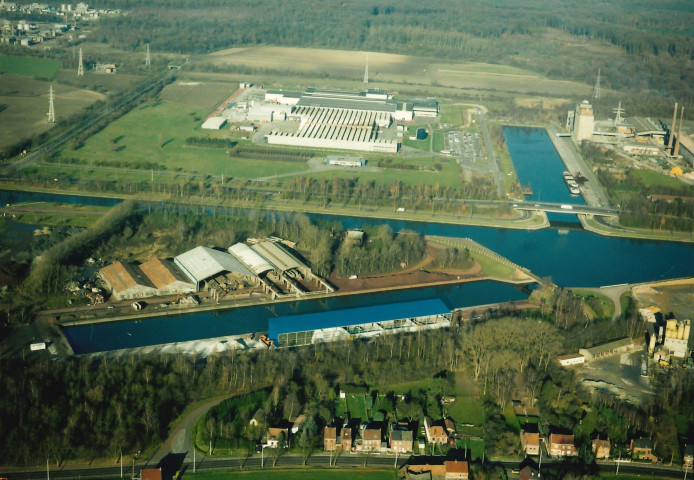 Mons. Ghlin. Les deux darses (nord et sud) sur le canal du Centre.