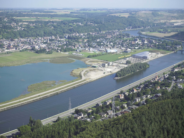 Amay. Port du parc industriel. Gravière et île de Pontière.