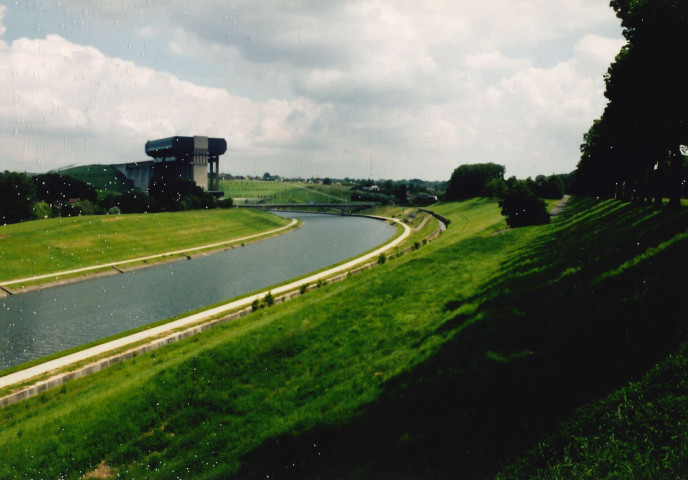 Le Roeulx. Strépy-Thieu. Ascenseur moderne et canal à 1350 tonnes.