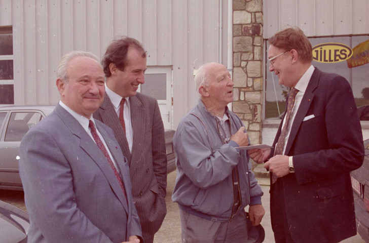 Braives. Inauguration par Jean-Pierre Grafé, ministre des Travaux publics, de l'éclairage public.