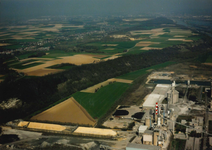 Visé. Lixhe. Canal Albert. Darse et futur centre de regroupement de produits de dragage (CRPD).