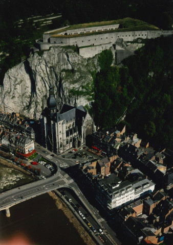 Dinant. Collégiale, château-fort et pont-route "Charles de Gaulle".