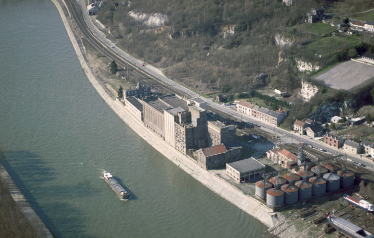 Namur. Beez. Anciens bâtiments des Moulins de la Meuse.