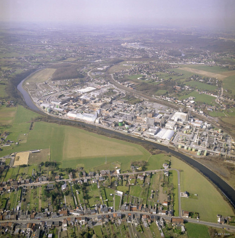 Jemeppe-sur-Sambre. Basse Sambre. Usine chimique "Solvay".