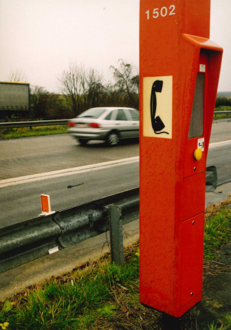 Héron. Couthuin. E42. Borne téléphonique de secours orange - BK32.7