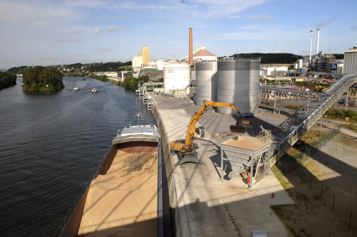 Wanze. Sucrerie et port multimodal. Entreprises et activités sur la Meuse.