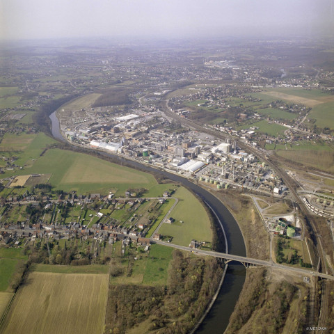 Jemeppe-sur-Sambre. Basse Sambre. Usine chimique "Solvay".