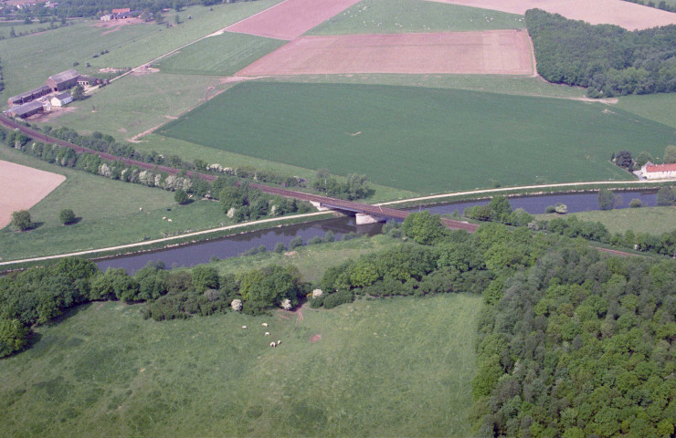 Fontaine-Valmont. Pont-rail n°5 en aval.