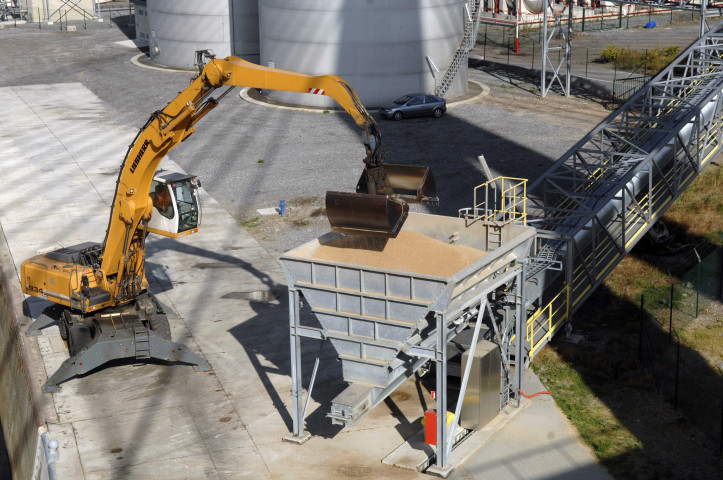 Wanze. Sucrerie et port multimodal. Entreprises et activités sur la Meuse.