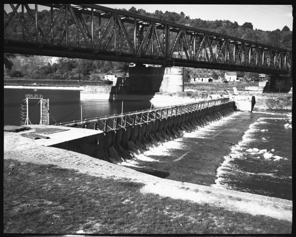 Anseremme. Barrage à sec durant la mise en chômage de la Meuse.