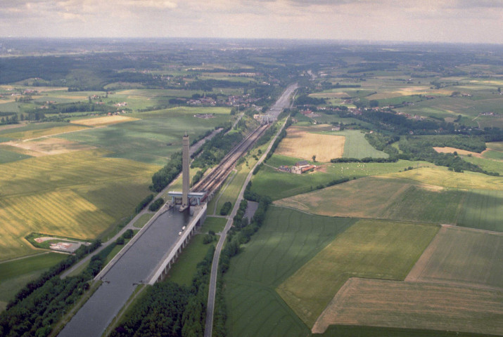 Ronquières. Déversoir du Hain ; pont-route ; pont-canet ; Plan incliné ; bassin de virement.