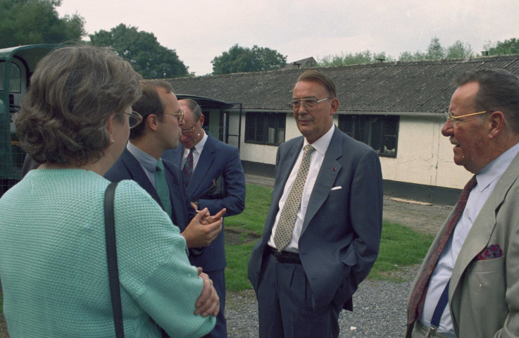 Houdeng-Aimeries et Strépy-Bracquegnies. Conférence de presse organisée par le Ministère de l'Équipement et des Transports, sur un bateau et en présence d'André Baudson, ministre des Transports, et de Jean-Pierre Grafé, ministre des Travaux publics, à propos des Journées du Patrimoine.