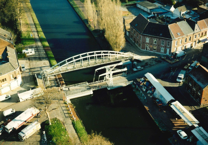 La Louvière. Strépy-Bracquegnies. Pont-levis et passerelle sur le canal à 300 tonnes.