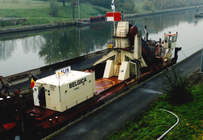 Braine-le-Comte. Ronquières. Accueil et visite de M. le Ministre Daerden d'une drague en activité sur le canal.