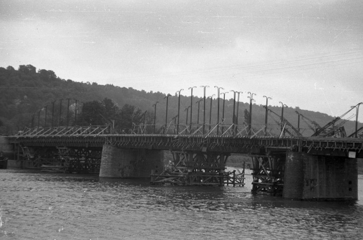 Engis. Reconstruction du pont sur la Meuse.