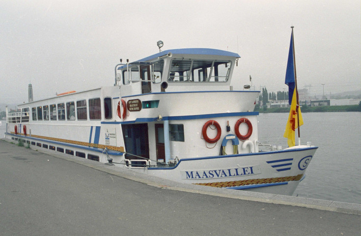 Lanaye. Visite, sur le Canal Albert, entre Liège et Lanaye, de la Commission parlementaire des Travaux publics du Conseil de la Région wallonne.