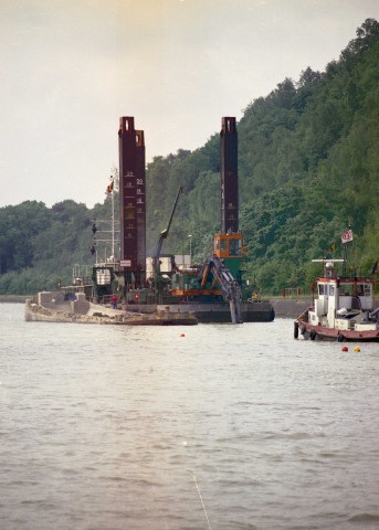 Lanaye. Phase 3 (sous-eau) de l'étanchéisation du fond du Canal Albert.