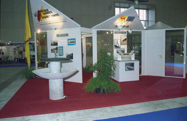 Bruxelles. Stand du Ministère de l'Équipement et des Transports à l'Exposition eurégionnale de l'Équipement, organisée au Heysel.