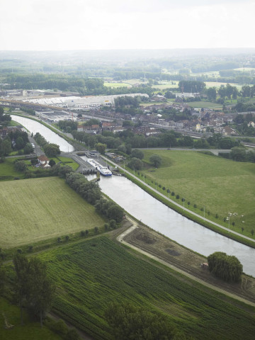 Halle. Péniche sur le canal Charleroi-Bruxelles. Ecluse.