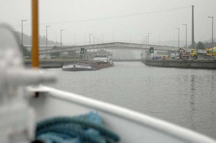 Namur. Lives-sur-Meuse. Vues des berges depuis la Meuse.