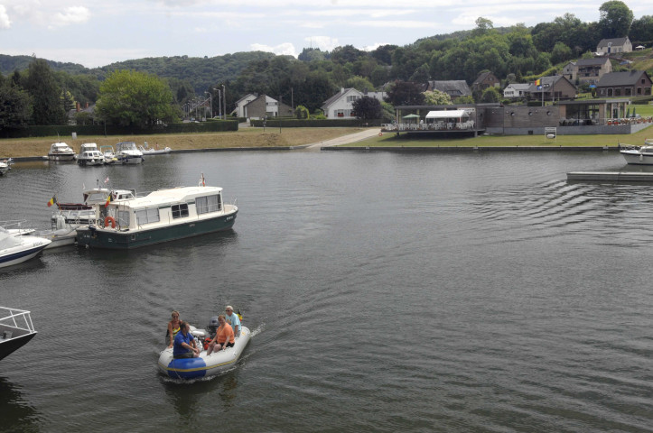 Dinant. Activités sur la Meuse. Port de plaisance.