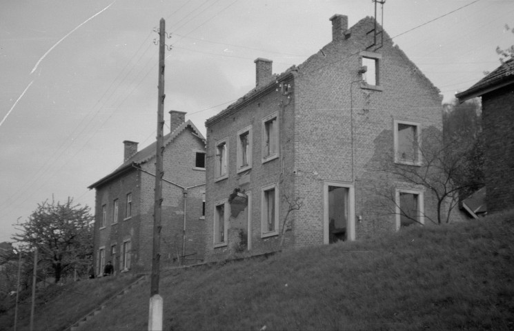 Bouvignes-sur-Meuse. Maisons éclusières endommagées par la guerre.