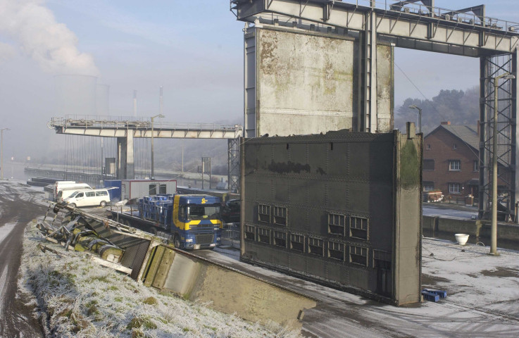 Charleroi. Marchienne-au-Pont. Remplacement de portes d'écluses.