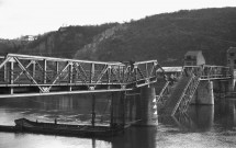 Yvoir. Pont détruit sur la Meuse.
