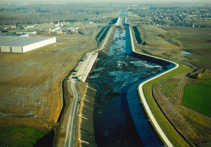 La Louvière. Houdeng-Aimeries. Pont-cadre en aval de l'ascenseur moderne.