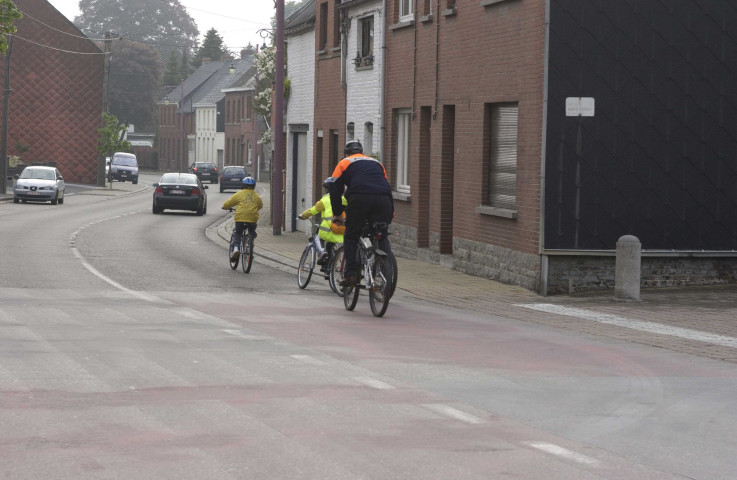 Ath. Photographies de cyclistes et d'élèves.
