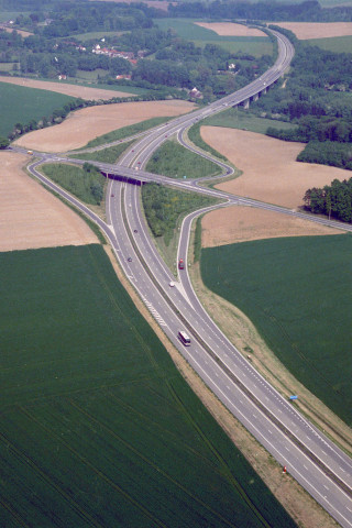 Court-Saint-Étienne. Pont sur la RN25.