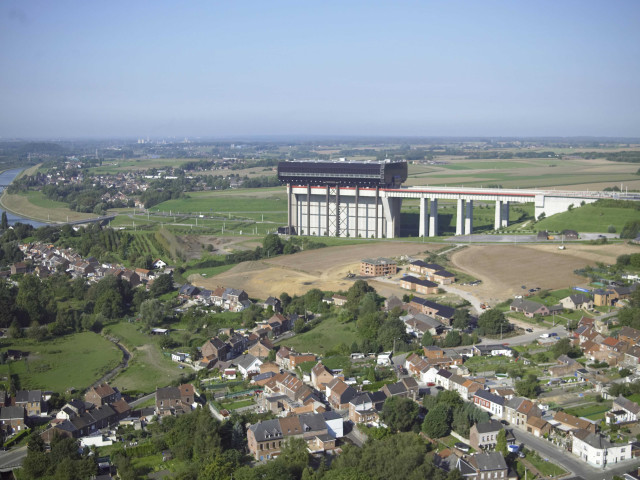 Le Roeulx. Canal du Centre à 1350 tonnes. Ascenseur de Strépy-Thieu.
