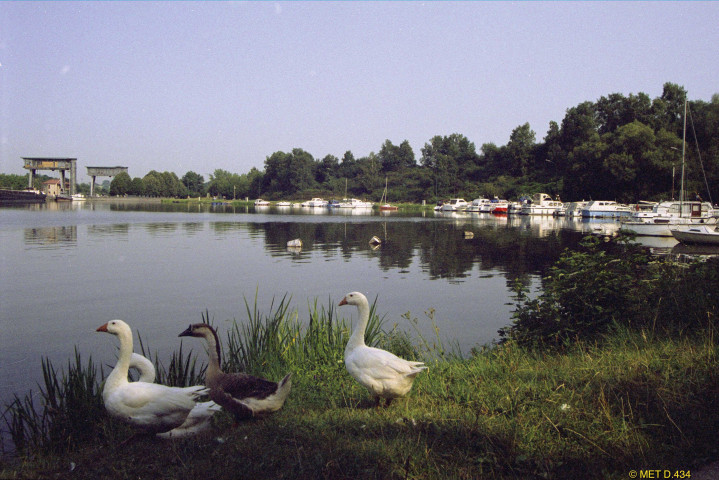 Ittre. Canal Charleroi-Bruxelles. Port de plaisance.