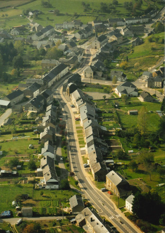 Saint-Léger. Châtillon. Traversée de la localité par la RN 82.