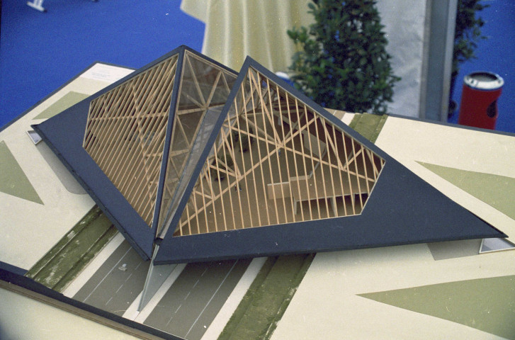 Wanlin. Maquette du futur pont-restaurant sur la E411, exposée à Rochefort et présentée à Jean-Pierre Grafé, ministre des Travaux publics, par Yvan Petit, bourgmestre de Houyet.