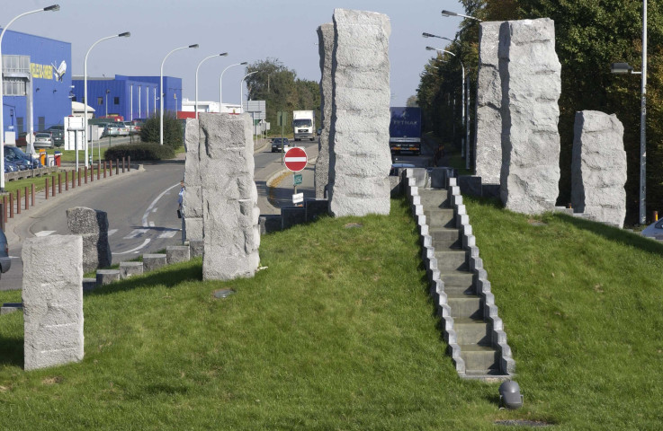 Charleroi. Aéroport de Gosselies. Giratoire "Fontaine". Entrée de l'aéroport.