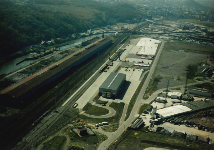 Charleroi. Montignies-sur-Sambre. Zone portuaire. Plate-forme multimodale. Trieu-Kaisin.