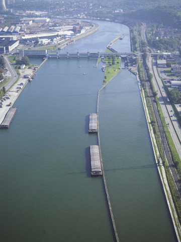 Flémalle. Ivoz-Ramet. Vues aériennes du barrage-écluse sur la Meuse.