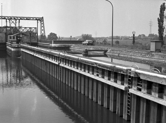 Strépy-Bracquegnies. Canal du Centre.