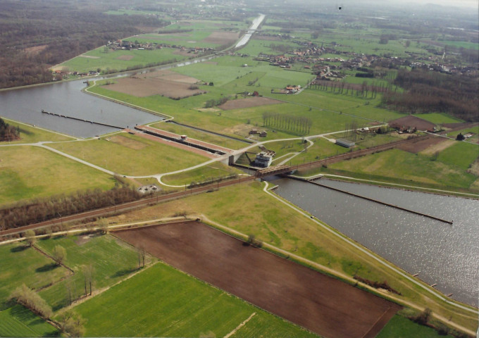 Bernissart. Vue générale de l'écluse de Pommeroeul.