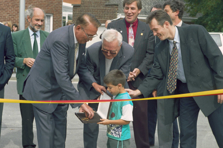 Thieu. Inauguration de la place Hardat par Jean-Pierre Grafé, ministre des Travaux publics.