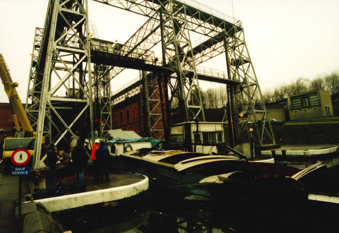 La Louvière. Canal du centre à 300 tonnes. Houdeng-Goegnies. Accident à l'ascenseur n°1.