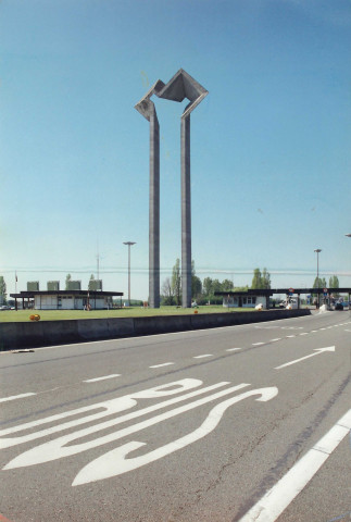 Hensies. Monument. Poste-frontière franco-belge sur l'E19 côté belge.